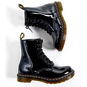 Dr. Martens Women's 1460 W Amphibians Black Patent Lamper Size 5 US / 36 EUR